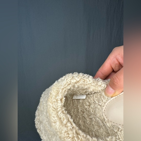 Abercrombie & Fitch Sherpa Slippers - Picture 6 of 11